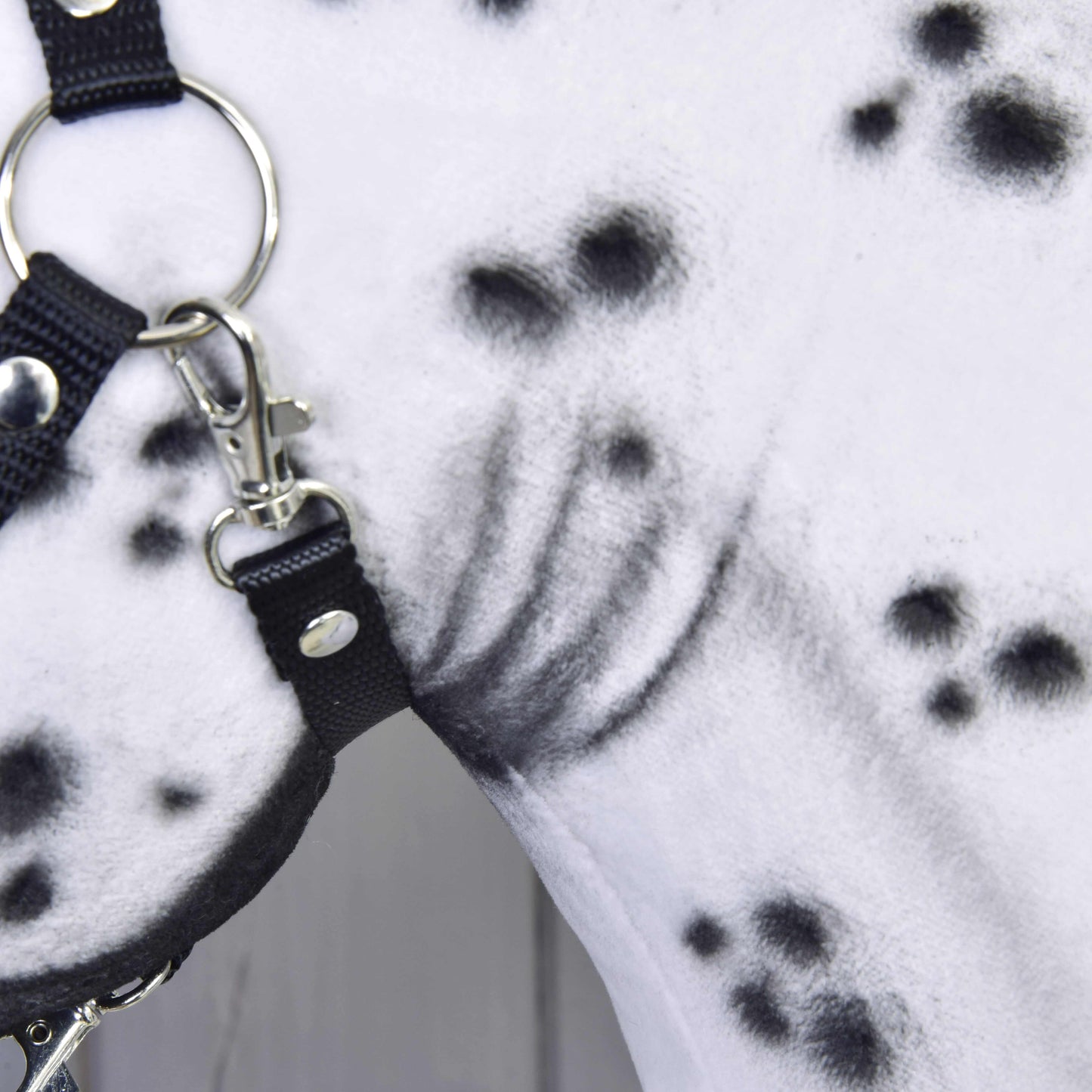 Detail Hobby Horse Chantal od LarDen, s bielym krkom s čiernymi škvrnami a čiernou ohlávkou so striebornými krúžkami a prackami. Jedinečný ručne vyrábaný vzor srsti zvýrazňuje túto krásnu kobylu.