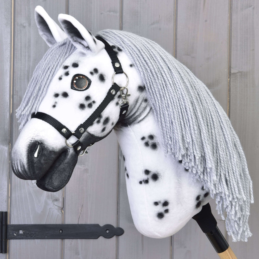 Hobby Horse Chantal s čiernou ohlávkou