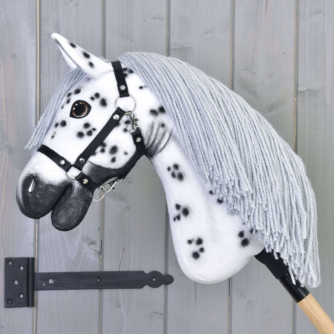 Hobby Horse Chantal s čiernou ohlávkou
