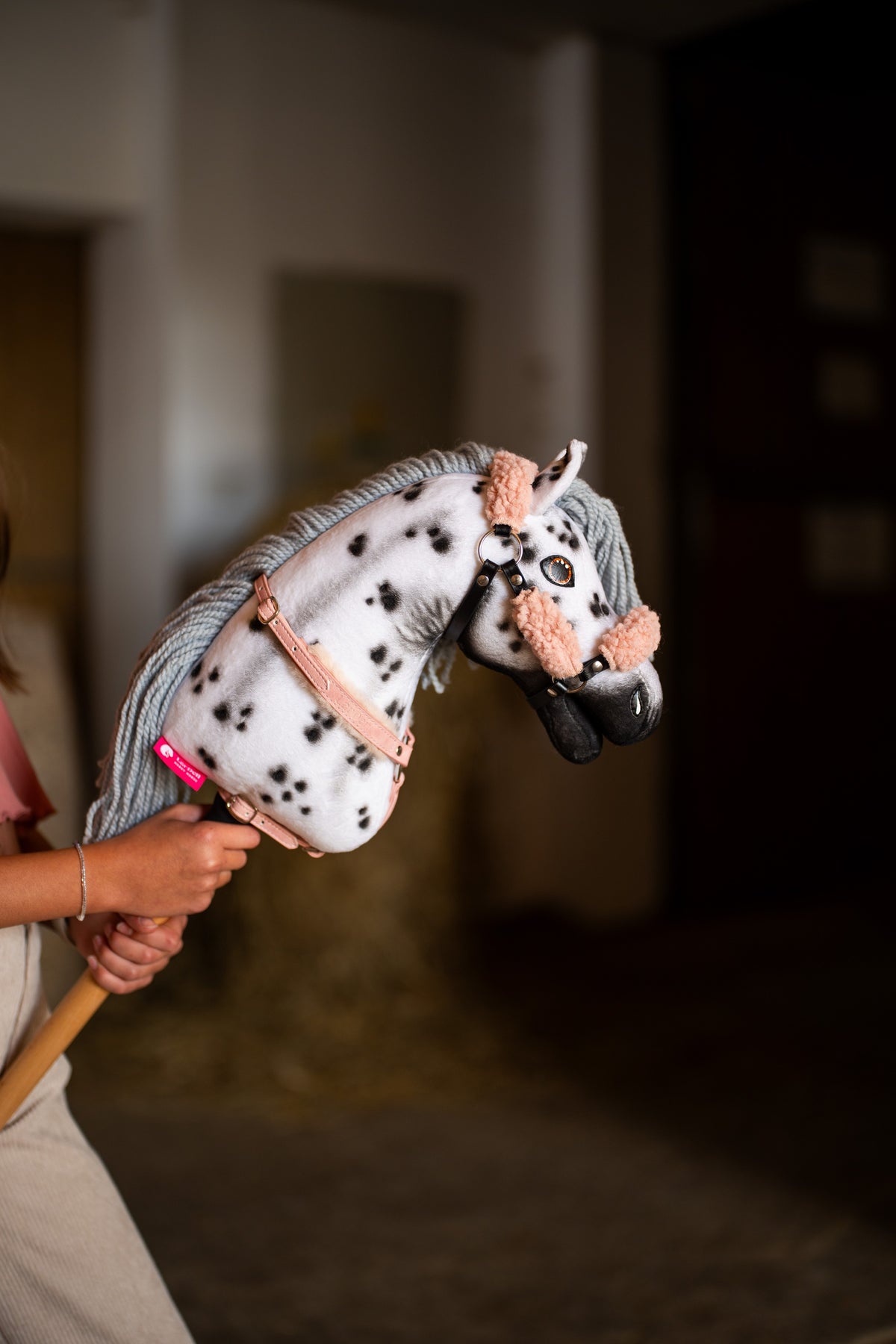 Náprsník Hobby Horse s kožušinou Mullbery z ružovej koženky na strakatom Hobby Horse