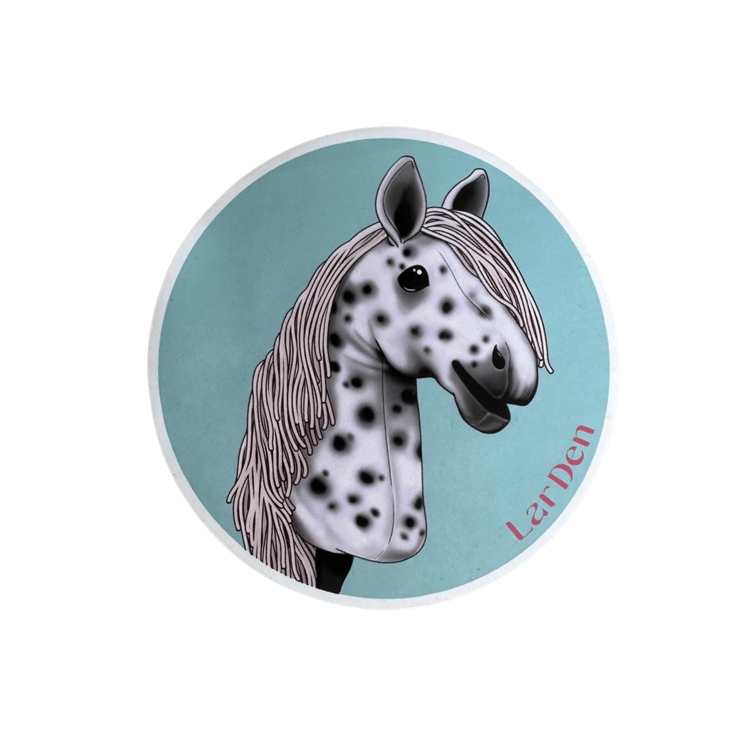 Ilustrácia usmievajúceho sa čierno-bieleho Hobby Horse so sivou hrivou na modrom pozadí s ružovým textom „LarDen“ – Set Stickers 5 od Hobby Horse LarDen, ideálne pre fanúšikov samolepiek Hobby Horse.