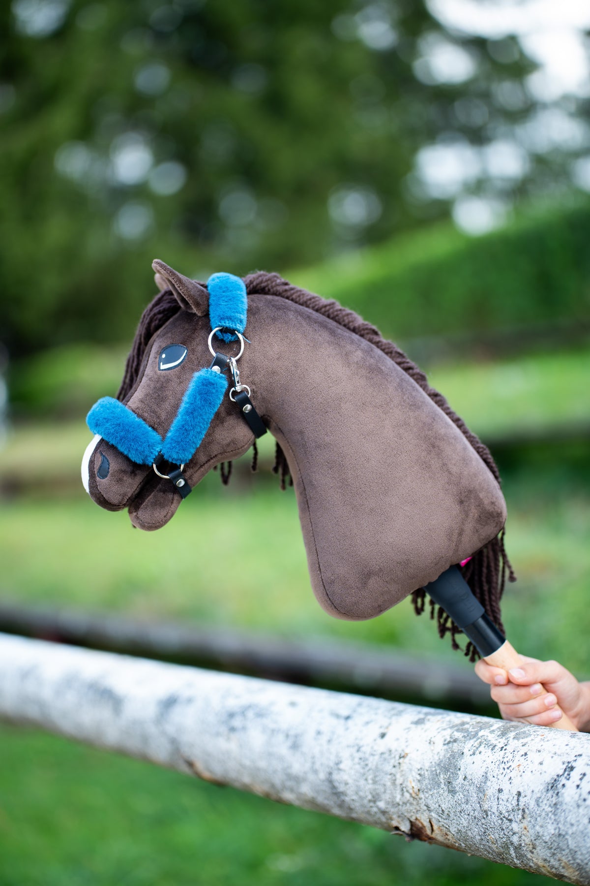 Hnedý Hobby Horse s kožušinovou ohlávkou Teddy Petrol so žiarivo modrým kožušinovým lemom a čiernymi remienkami z koženky