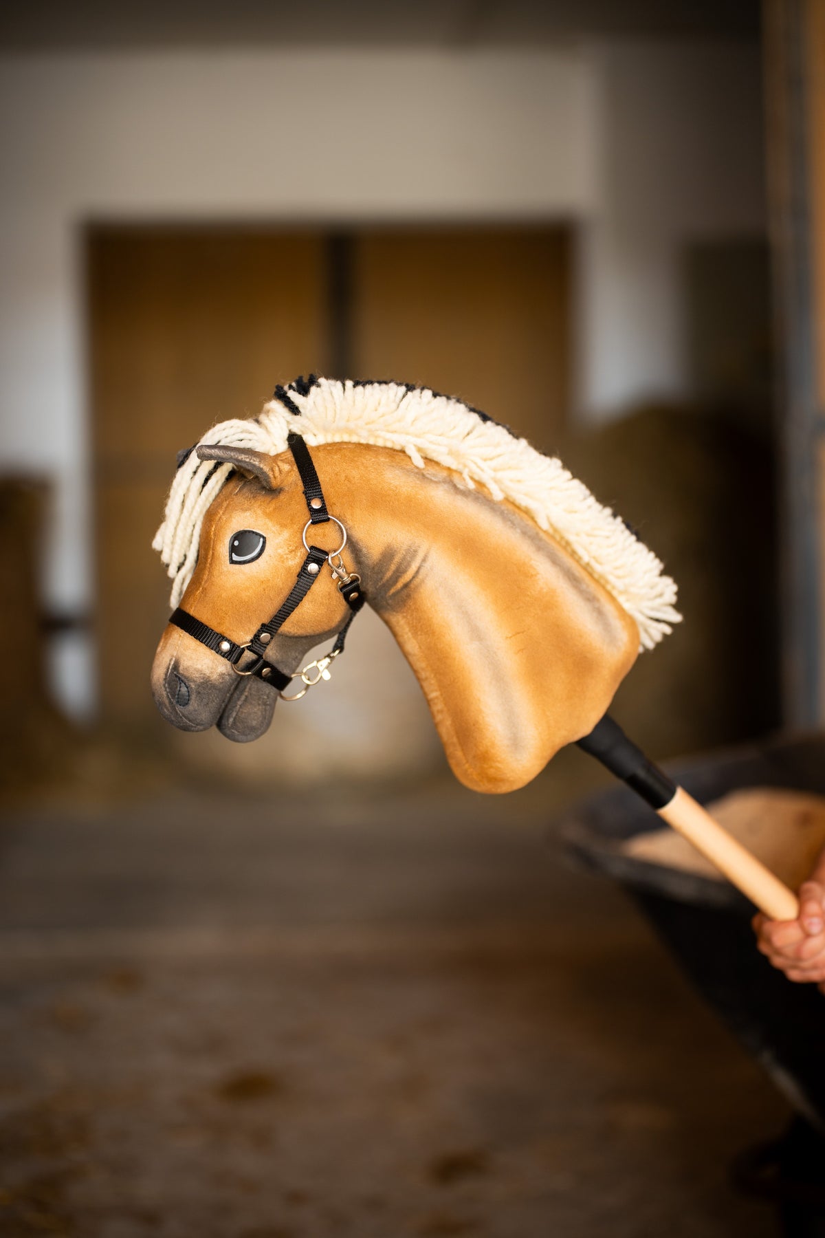 Hobby Horse Colby s čiernou ohlávkou z profilu s krémovou priadzovou hrivou a strieborným kovaním ohlávky