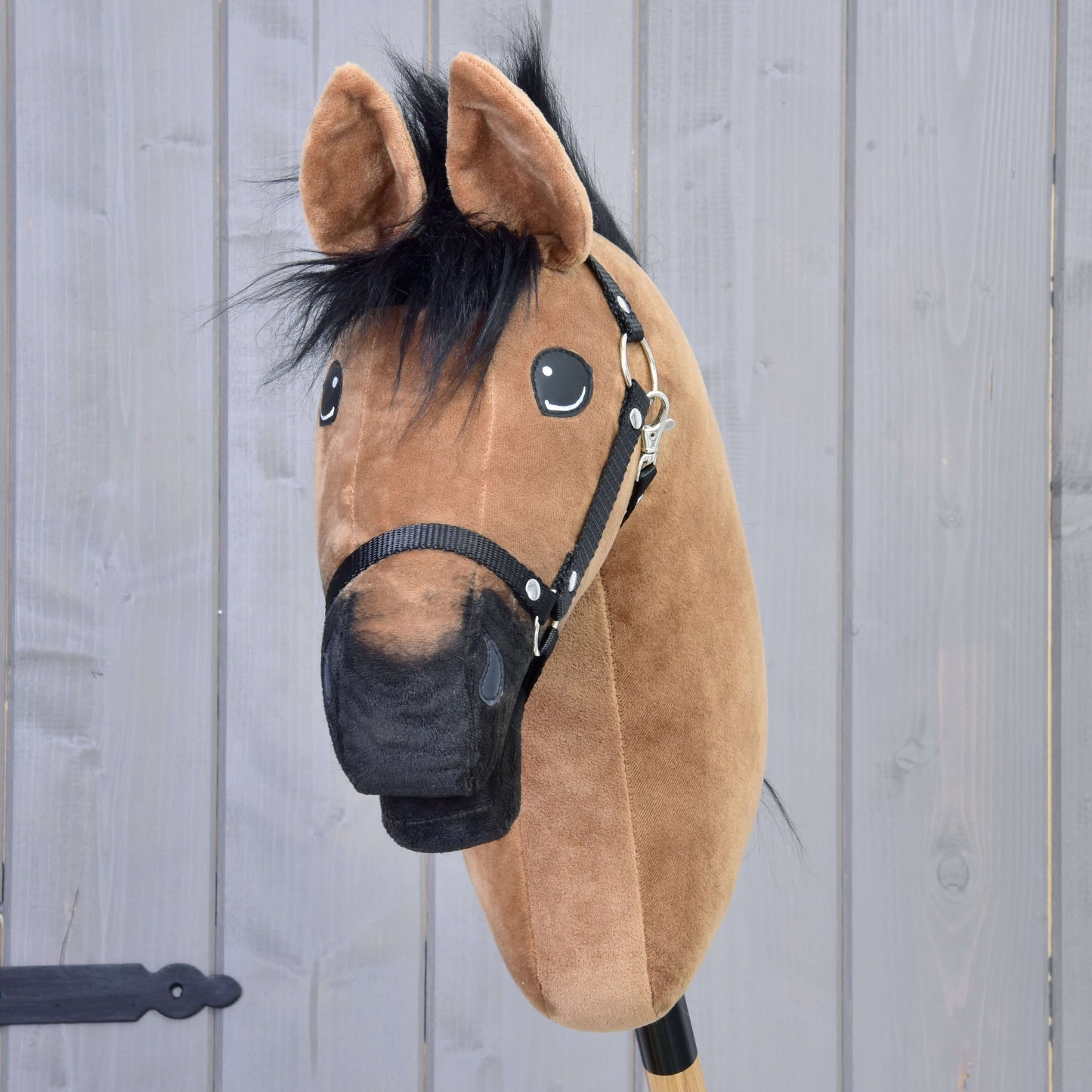 Hobby Horse Cookie s čiernou ohlávkou od Hobby Horse LarDen s plyšovou hlavou, čiernou hrivou a hnedou srsťou na tyči, ideálny pre nápaditú hru, ako je parkúr alebo drezúra.