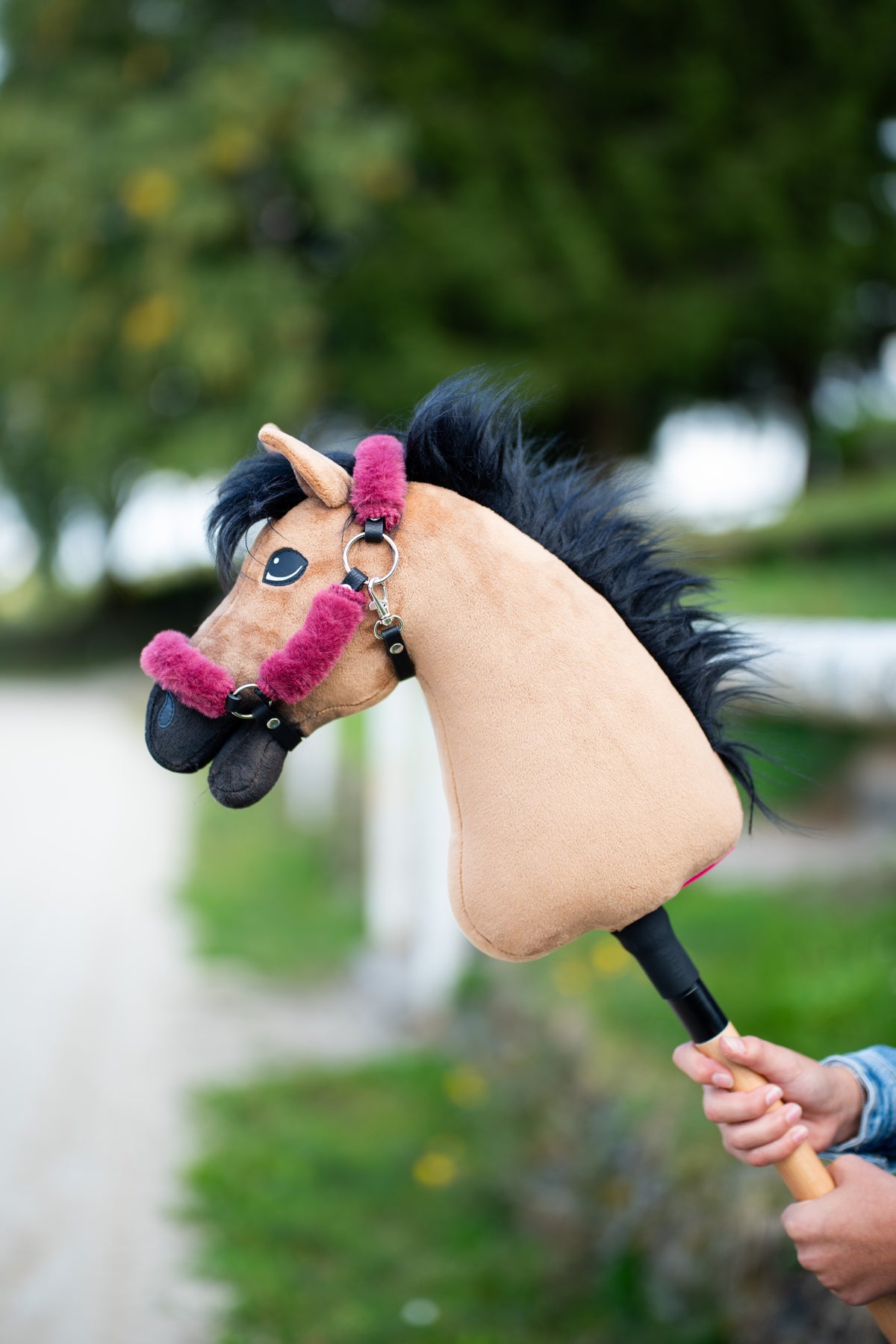 Kožušinová ohlávka Hobby Horse Teddy Maroon na svetlohnedom Hobby Horse s čiernou hrivou držanom vonku