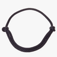 Nákrčník čierny od Hobby Horse LarDen je ručne vyrobené nastaviteľné cordeo lano v čiernej farbe s bočnými uzlami – ideálne na jazdu bez uzdečky alebo aktivity s Hobby Horse.