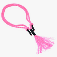 Nákrčník Pink Festive od Hobby Horse LarDen, výrazne ružové ručne pletené lano s uzlovými slučkami, čierno omotanými koncami a rozstrapkanými strapcami, ideálne na jazdenie bez uzdečky alebo ako cordeo doplnok pre Hobby Horse.