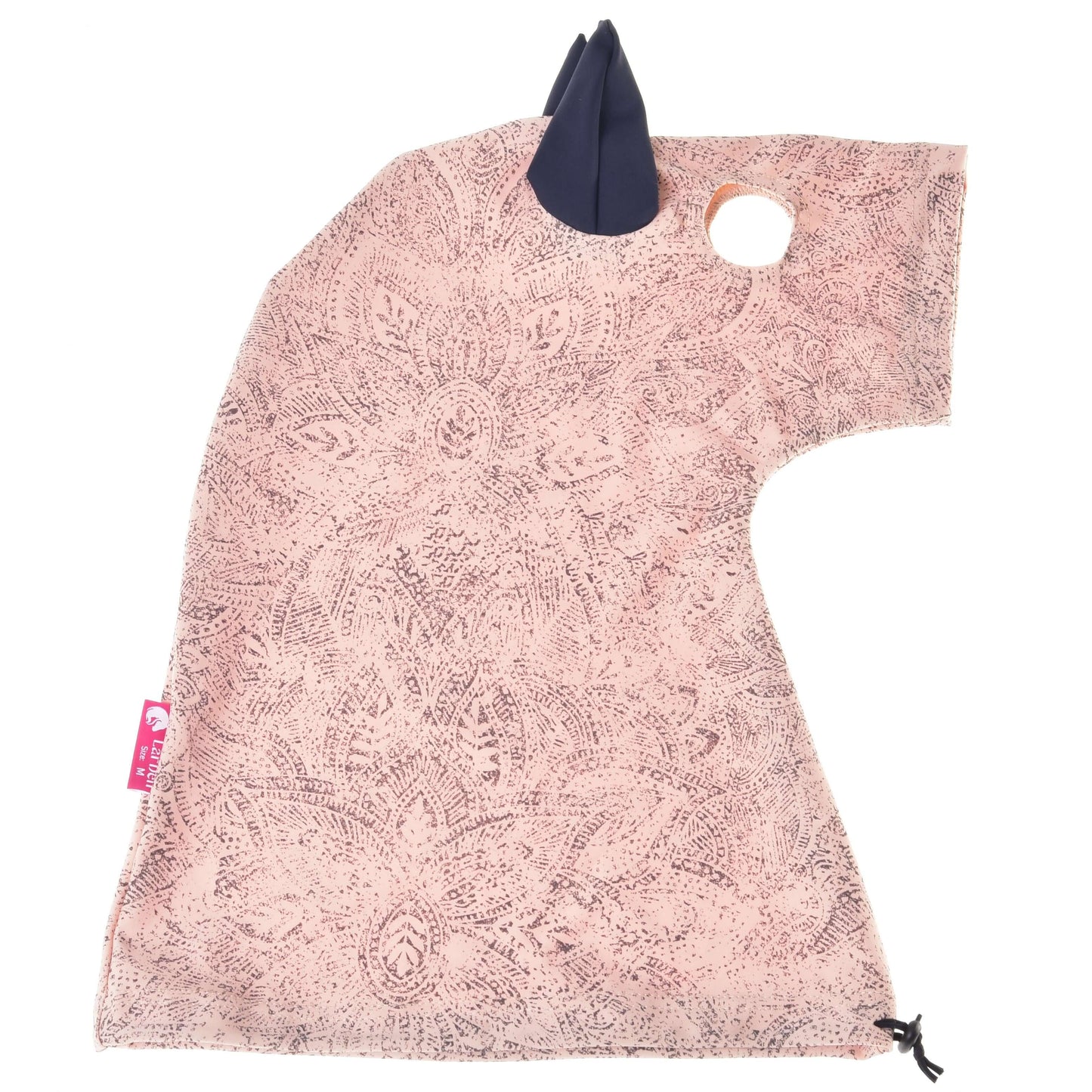 Hobby Horse ochranný oblek Cosmos (Lycra) od Hobby Horse LarDen je růžový se vzory, má tmavě modré ucho, otvor na ucho a růžový značkový štítek na boku, navržený tak, aby se nasadil přes hlavu vašeho Hobby Horse.