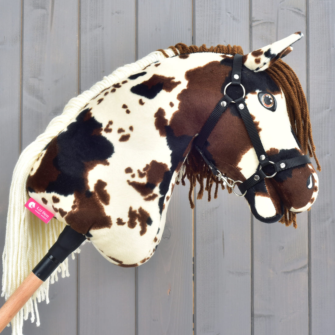 Hobby Horse Dakota s čiernou ohlávkou