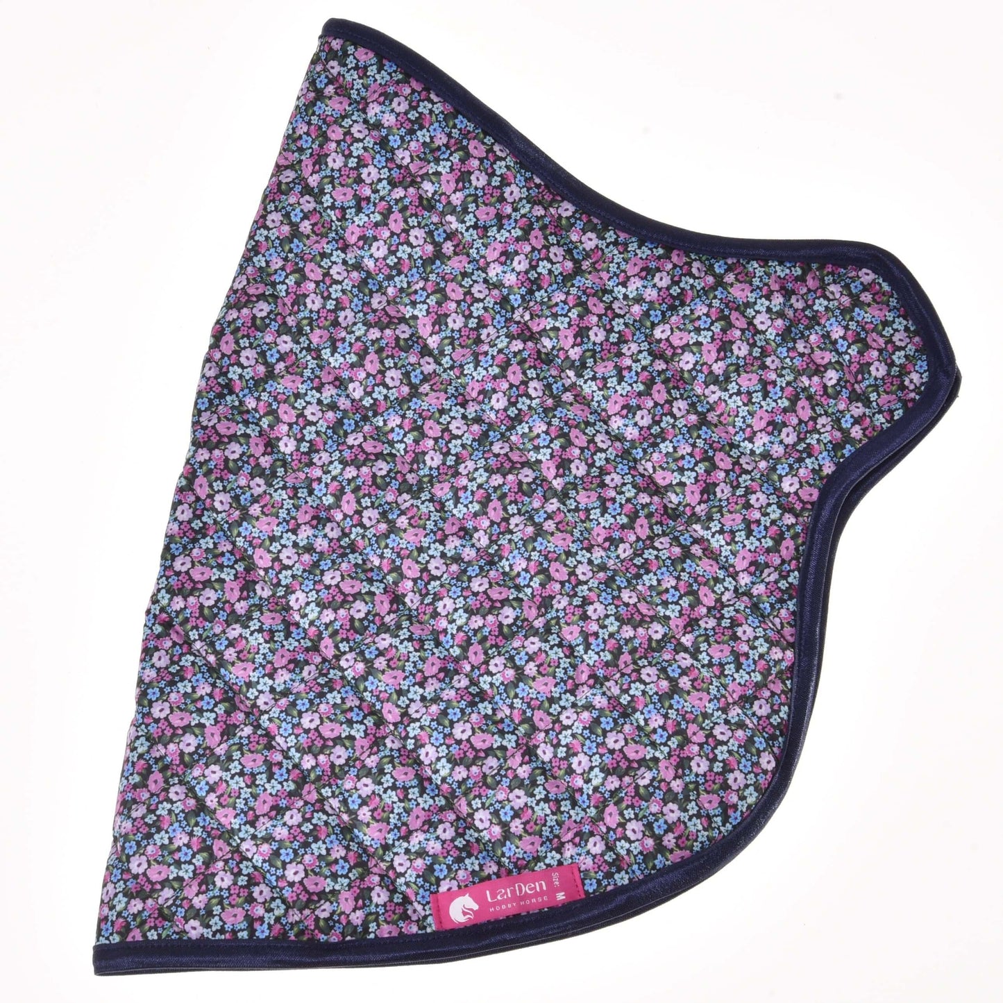 Šatka Hobby Horse LarDen Blanket Flower s kvetinovou látkou s malými modrými, fialovými a ružovými kvetmi, tmavomodrým lemovaním a ružovým štítkom LarDen v jednom rohu, zobrazená na bielom pozadí.
