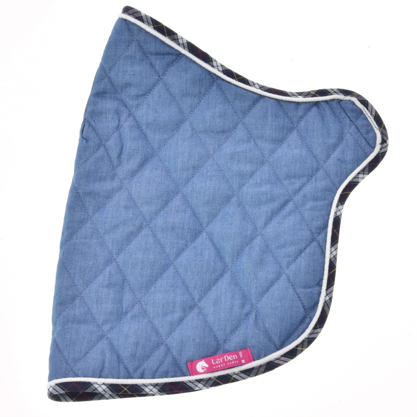 Psí kabátik Blanket Beautiful Jeans od Hobby Horse LarDen s modrou prešívanou látkou, bielou paspulkou, károvaným lemovaním okrajov a ružovým štítkom s bielym textom. Zobrazený naplocho na bielom pozadí.
