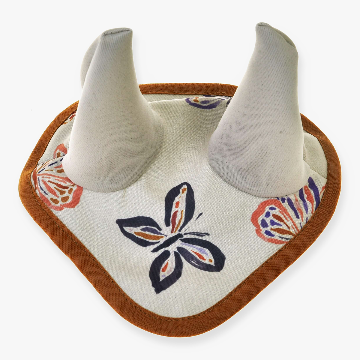 Čabraka Butterfly od Hobby Horse LarDen, látkový podbradník s mäkkými bielymi rožkami a farebným motýlím vzorom, inšpirovaný čabrakami proti hmyzu a zakončený hnedým lemom.