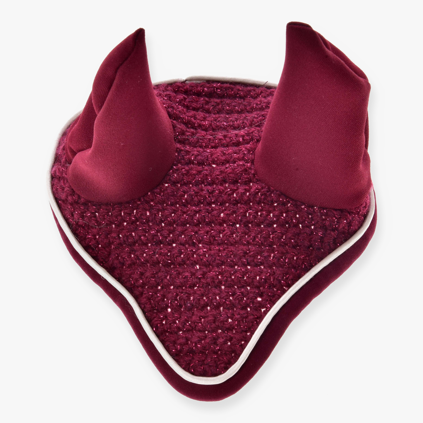 Čabraka Lux Maroon od Hobby Horse LarDen, háčkovaná čabraka s dvoma špicatými krytmi uší a bielym lemom, poskytujúca ochranu proti hmyzu pre Hobby Horse, zobrazená na čisto bielom pozadí.