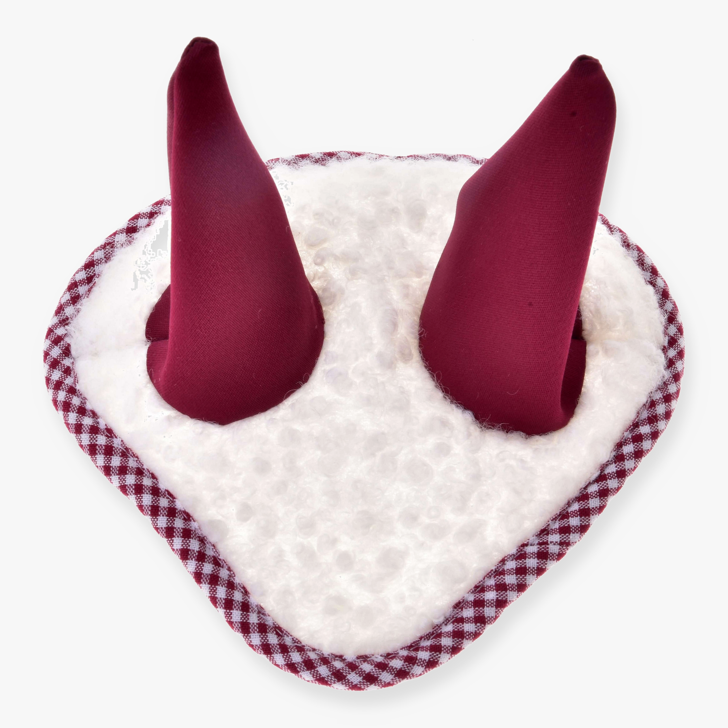 Čabraka Cube Red od Hobby Horse LarDen, biely plyš v tvare srdca s červeným gingham lemom a dvoma vysokými vínovými kužeľmi, pripomínajúci hravú čabraku pre Hobby Horse.