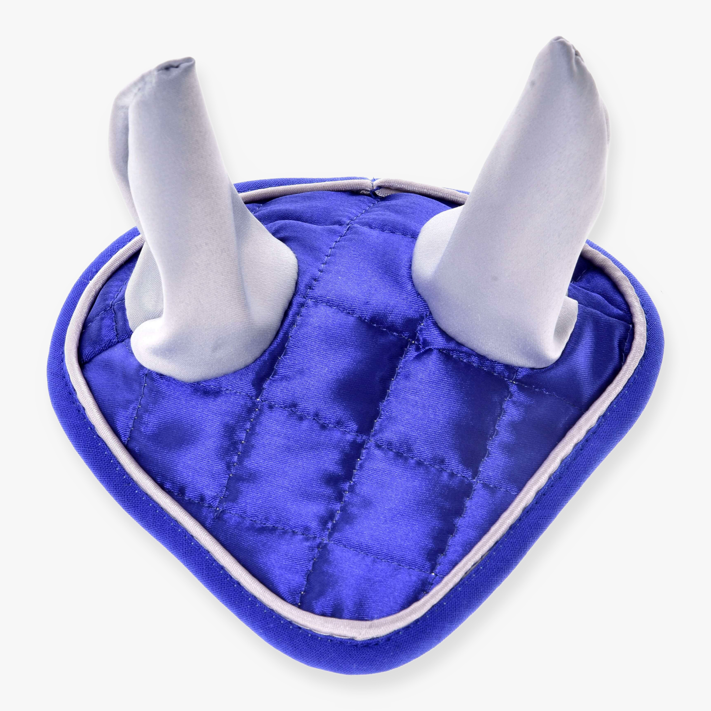 Čabraka DeLuxe Blue od Hobby Horse LarDen, modrý prešívaný látkový výrobok s dvoma vzpriamenými sivými látkovými kužeľmi, zobrazený na bielom pozadí.