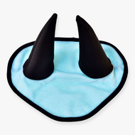 Čabraka Ice Blue od Hobby Horse LarDen se světle ledově modrým designem, dvěma vysokými špičatými černými rohy a černým lemováním, zobrazená položená naplocho na bílém pozadí.