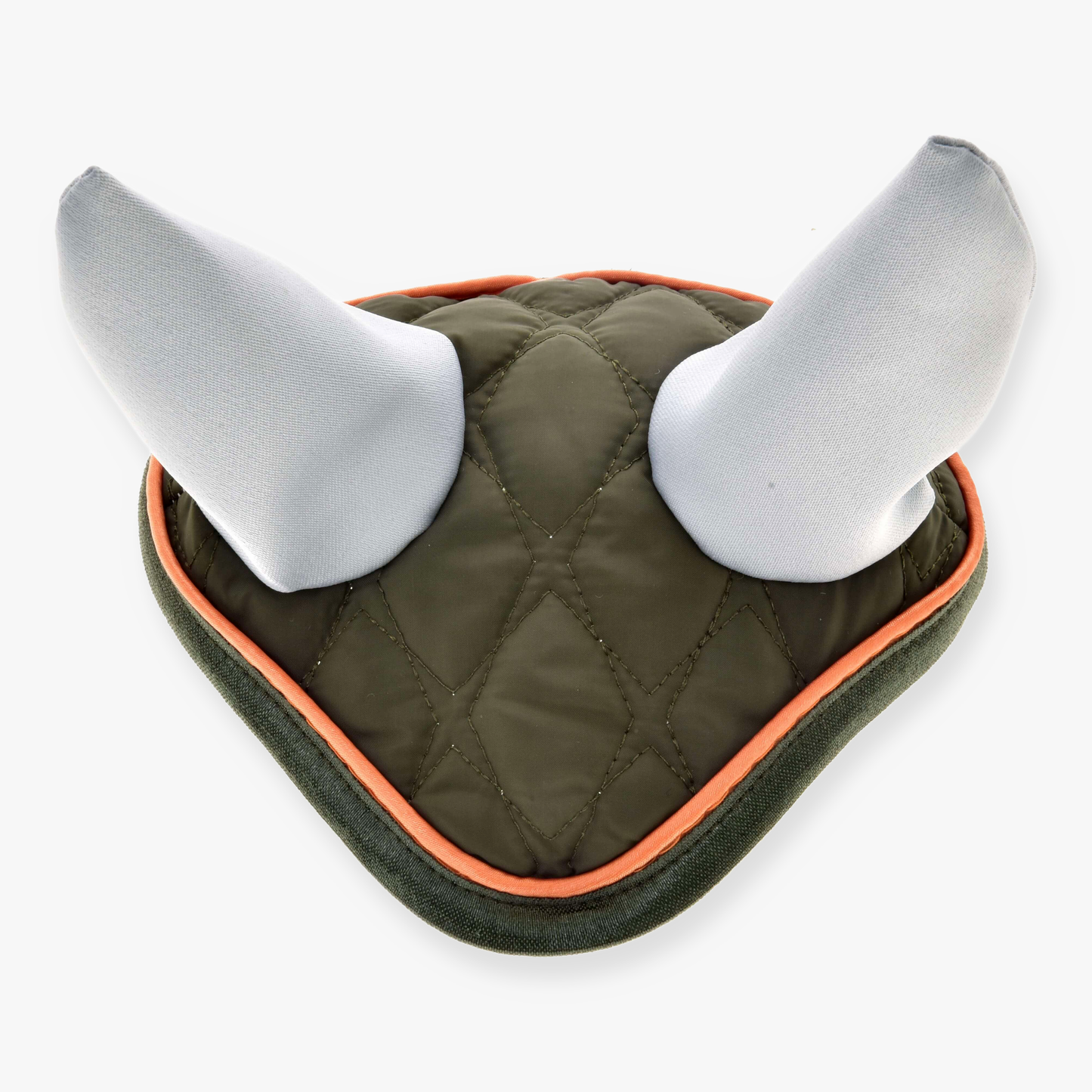 Hobby Horse LarDen Čabraka Sport, polstrovaná prešívaná olivovo zelená čabraka s oranžovým lemovaním a mäkkými sivými rohmi, trojuholníkového tvaru a ideálna pre Hobby Horse, poskytujúca optimálnu ochranu proti hmyzu.