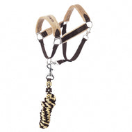 Set LarDen Exclusive Braun od Hobby Horse LarDen, béžovohnedá luxusná ohlávka s nastaviteľnými popruhmi, kovovými krúžkami, mäkkým fleecovým nánosníkom a pleteným čiernožltým vodidlom na bielom pozadí.