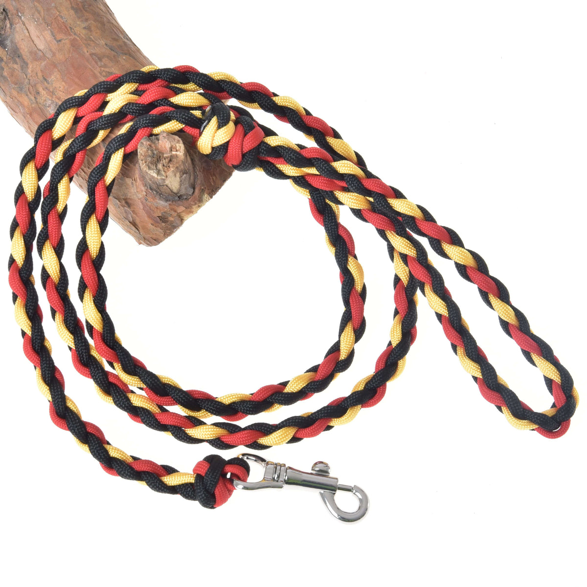 Hobby Horse - vodidlo Flag od Hobby Horse LarDen, pletené vodidlo s čiernymi, červenými a žltými prameňmi, odolnou kovovou karabínou a úhľadne stočené na svetlom dreve — ideálne pre psov alebo hranie s Hobby Horse.