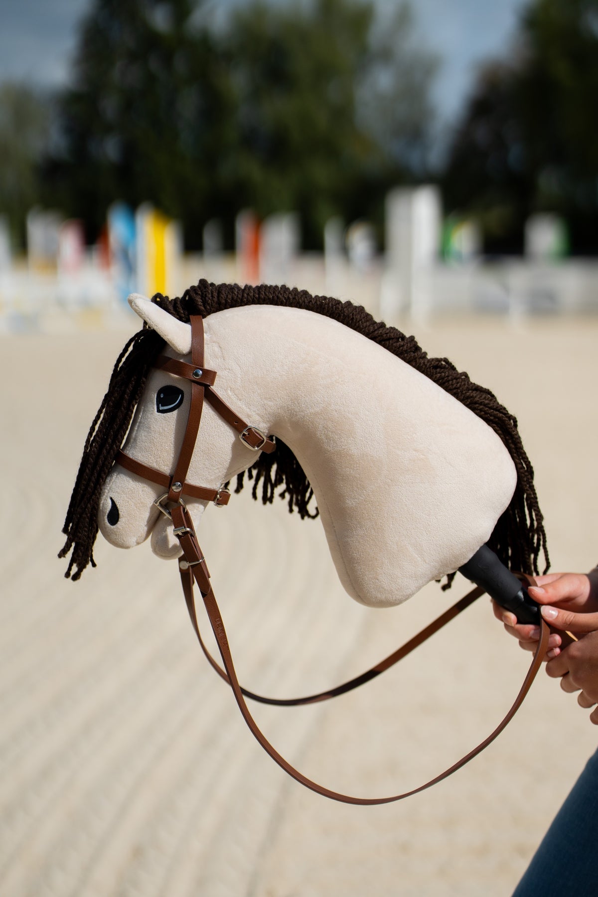Hobby Horse Frederik LD s čiernou ohlávkou, s béžovou plyšovou hlavou, hnedou uzdečkou a oťažami
