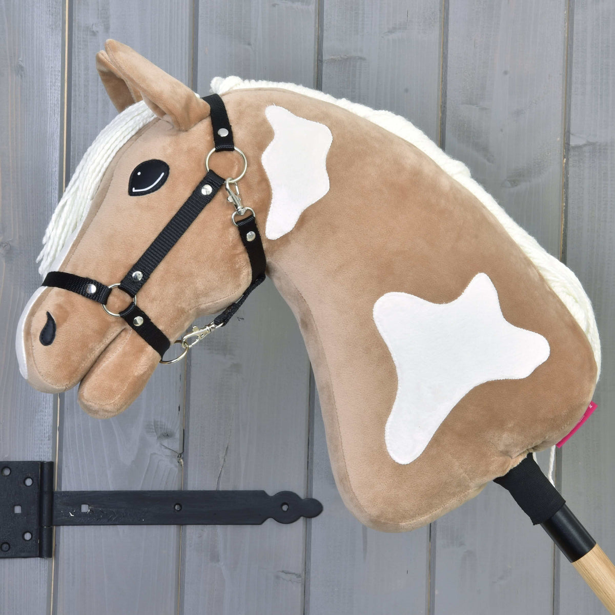 Hobby Horse Fury s čiernou ohlávkou od Hobby Horse LarDen má svetlohnedé telo, bielu hrivu a škvrny na drevenej tyči. Obsahuje čiernu ohlávku a vyšívané oko – ideálny pre nápadité vychádzky po chodníkoch.
