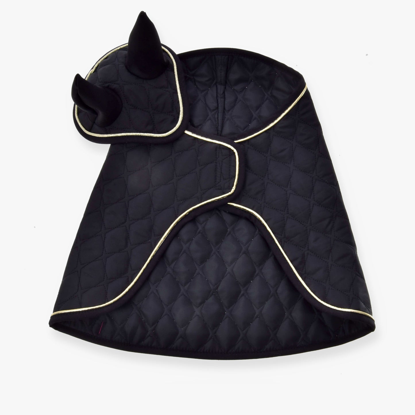 Set Majestic od Hobby Horse LarDen je čierny prešívaný plášť pre maznáčika s bielym lemom a pripojenou kapucňou s dvoma vztýčenými špicatými ušami – ideálny ako štýlová čabraka pre Hobby Horse pre tvojho spoločníka.