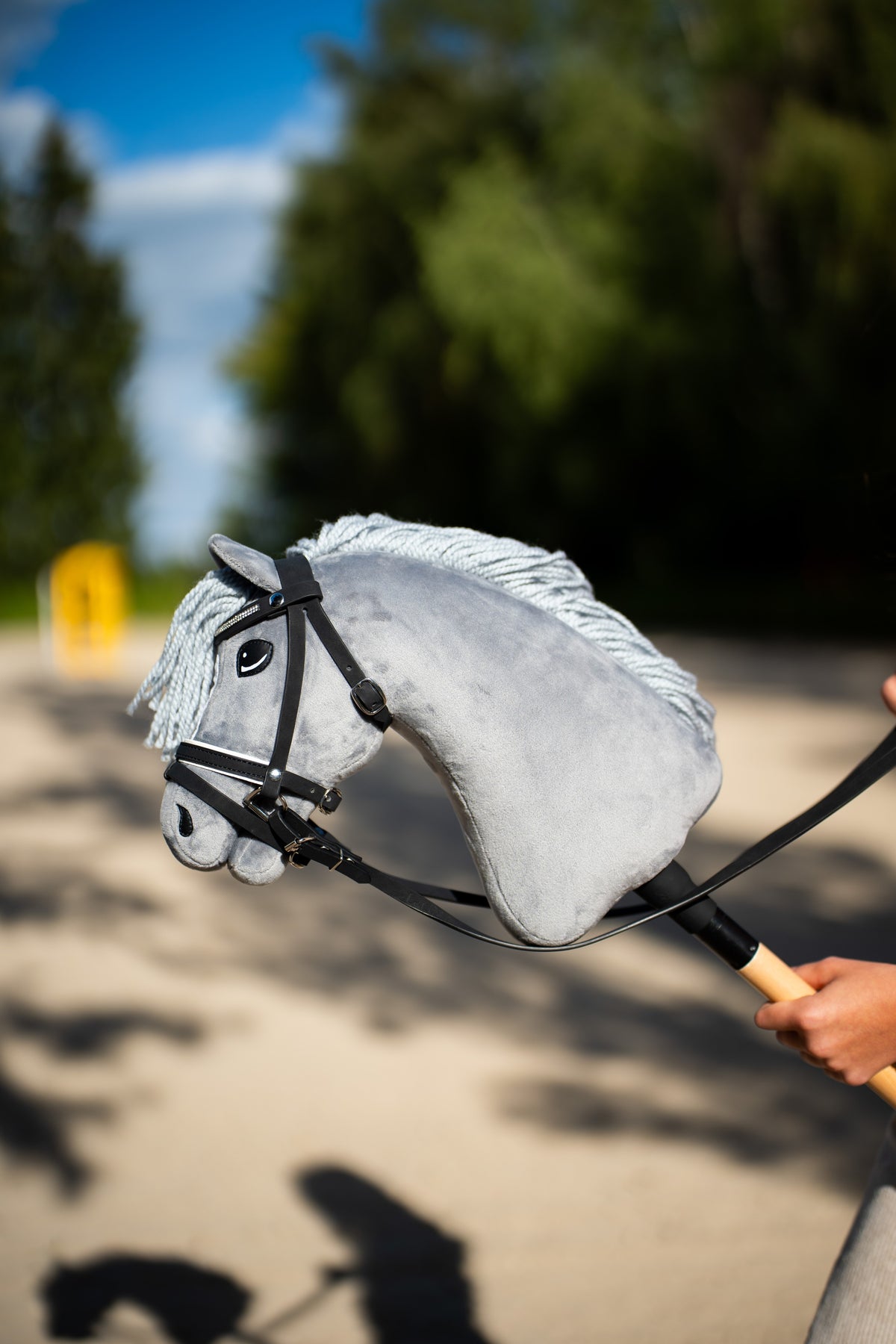 Kompletná uzdečka Hobby Horse De Luxe s 2 náčelníkmi na sivom Hobby Horse s bielou hrivou vonku