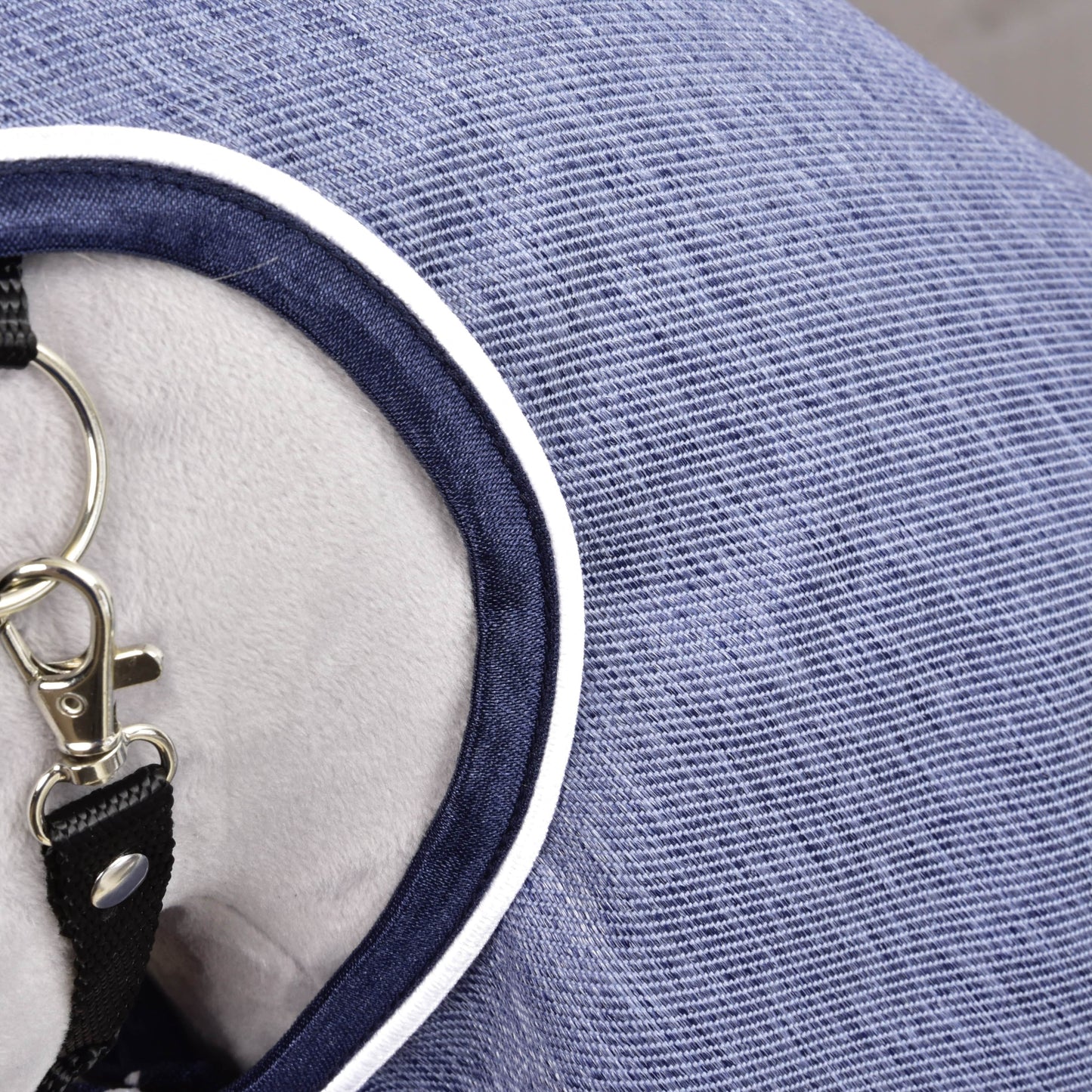Detail Hobby Horse LarDen Pláštěnka Jeans: modrá strukturovaná látka, měkká světle šedá podšívka, tmavě modré lemování s bílou paspulkou a kovová spona na černém pásku uvnitř – ideální pro dobrodružství za každého počasí.