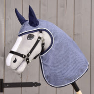 Hobby Horse LarDen Pláštenka Jeans s hlavou plyšového koňa s čiernou uzdečkou a modrou kapucňou pláštenky s krytmi na uši, zobrazené na drevenom pozadí – ideálna pre nápaditú hru v akomkoľvek počasí.