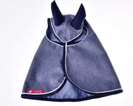 Hobby Horse LarDen Pláštenka Jeans má modrú a sivú látku, dva špicaté kryty na uši, biele lemovanie po okrajoch a červený rohový štítok s logom koňa. Ideálna na použitie za každého počasia pre tvojho koňa alebo Hobby Horse.