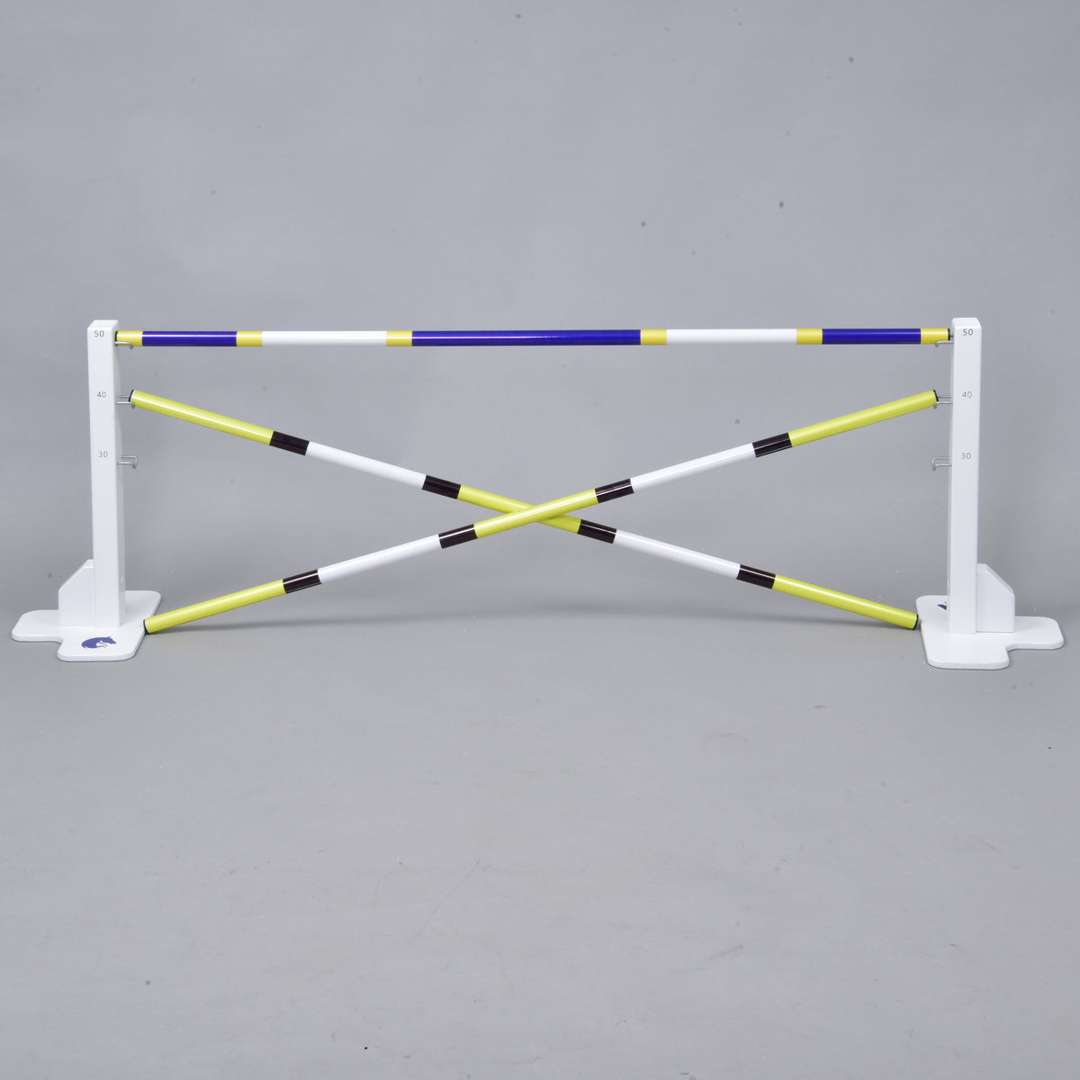Set prekážky kolmák 50 cm + 2 ks bariérky od Hobby Horse LarDen je bieložltá nastaviteľná prekážka so skríženými brvnami a značkami merania, ideálna pre Hobby Horsing a zábavné aktivity vnútri aj vonku.