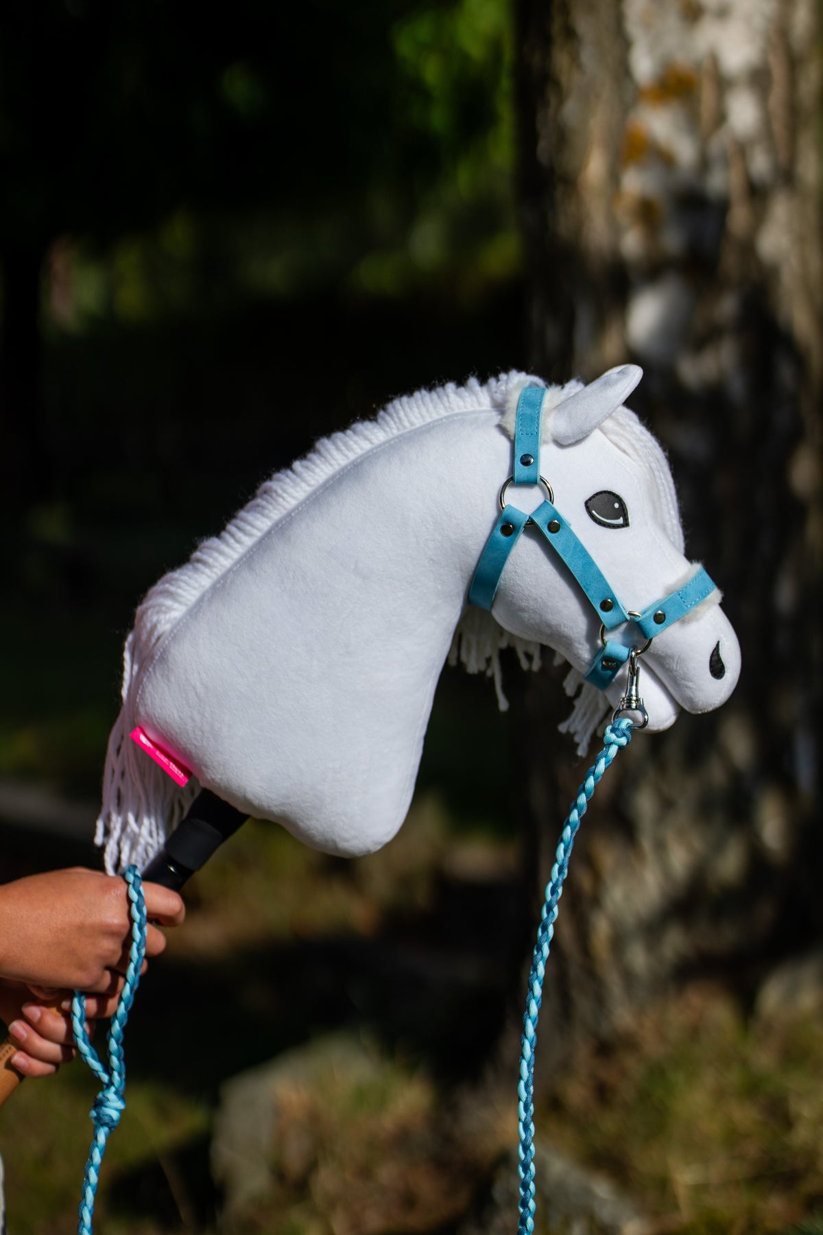 Biely Hobby Horse s tyrkysovou ohlávkou a paracordovým vodítkom Double Blue