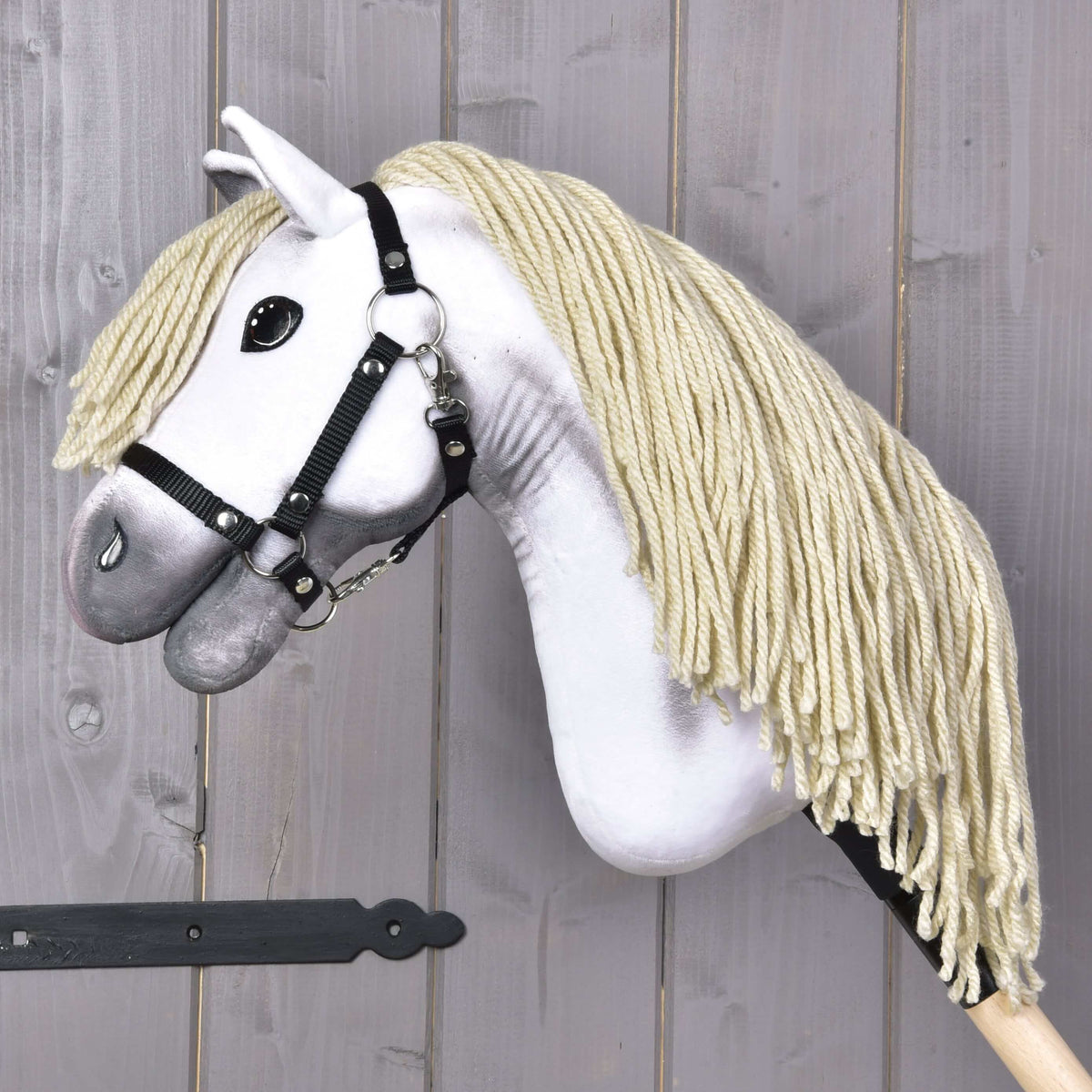 Hobby Horse Little Lady s čiernou ohlávkou od Hobby Horse LarDen má bielu plyšovú hlavu, hustú blond hrivu z priadze a čiernu ohlávku na drevenej tyči – ideálny pre nápaditú hru alebo tréning drezúry.