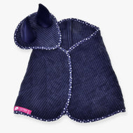 Set Manchester Blue Star od Hobby Horse LarDen je tmavě modrá zvířecí kapuce z žebrované látky s kapucí, tmavými špičatými ušima a bílým květinovým lemem. Má růžový štítek v rohu – ideální jako čabraka pro vašeho Hobby Horse.