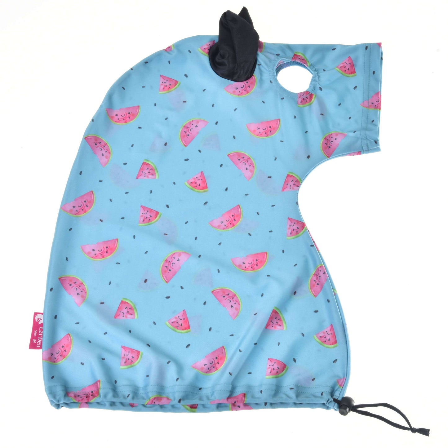 Hobby Horse ochranný oblek Melon (Lycra) od Hobby Horse LarDen z lycry má svetlomodrú potlač plátkov melónu, kapucňu, otvor pre vodidlo, spodný lem s čiernou sťahovacou šnúrkou, ružový bočný štítok, je prateľný a je zobrazený rozložený na bielom pozadí.