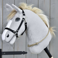 Hobby Horse LarDen Nákrčník Eleganza so sivou plyšovou hlavou, čiernou uzdečkou a béžovou hrivou na tyči, na pozadí drevených dosiek – ideálny na nácvik jazdenia bez uzdečky alebo techník cordero.