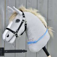 Nákrčník Sky od Hobby Horse LarDen je sivý plyšový Hobby Horse s bielou hrivou, čiernou uzdečkou a modrým lanom, navrhnutý na jazdenie s uzdečkou aj bez nej. Stojí pred dreveným pozadím a má priateľský výraz.