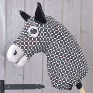Hobby Horse ochranný oblek DeLuxe (Lycra) od Hobby Horse LarDen z černé, bílé a červené geometrické látky s černýma ušima a prošívanými detaily obličeje, zobrazený na pozadí světlých dřevěných panelů.