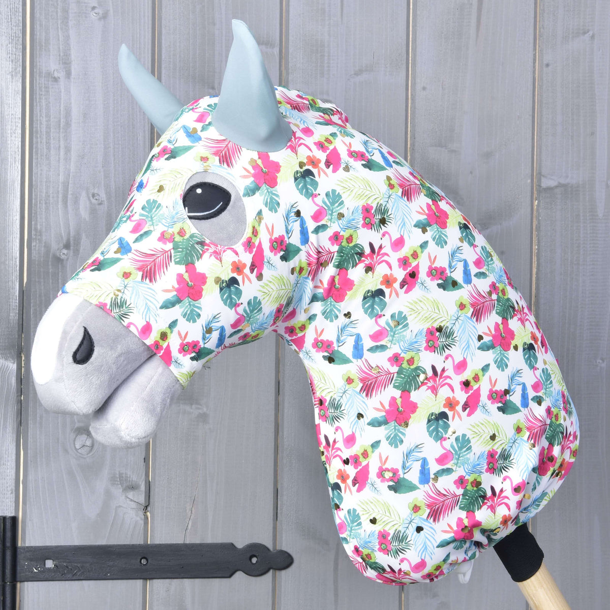 Hobby Horse ochranný oblek LarDen Star (Lycra) od Hobby Horse LarDen je prateľný farebný obal, ktorý sa navlieka cez hlavu Hobby Horse a zaisťuje ľahké čistenie.