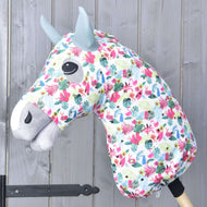 Hobby Horse ochranný oblek LarDen Star (Lycra) od Hobby Horse LarDen je pratelný barevný obal, který se navléká přes hlavu hobby horse a zajišťuje snadné čištění.