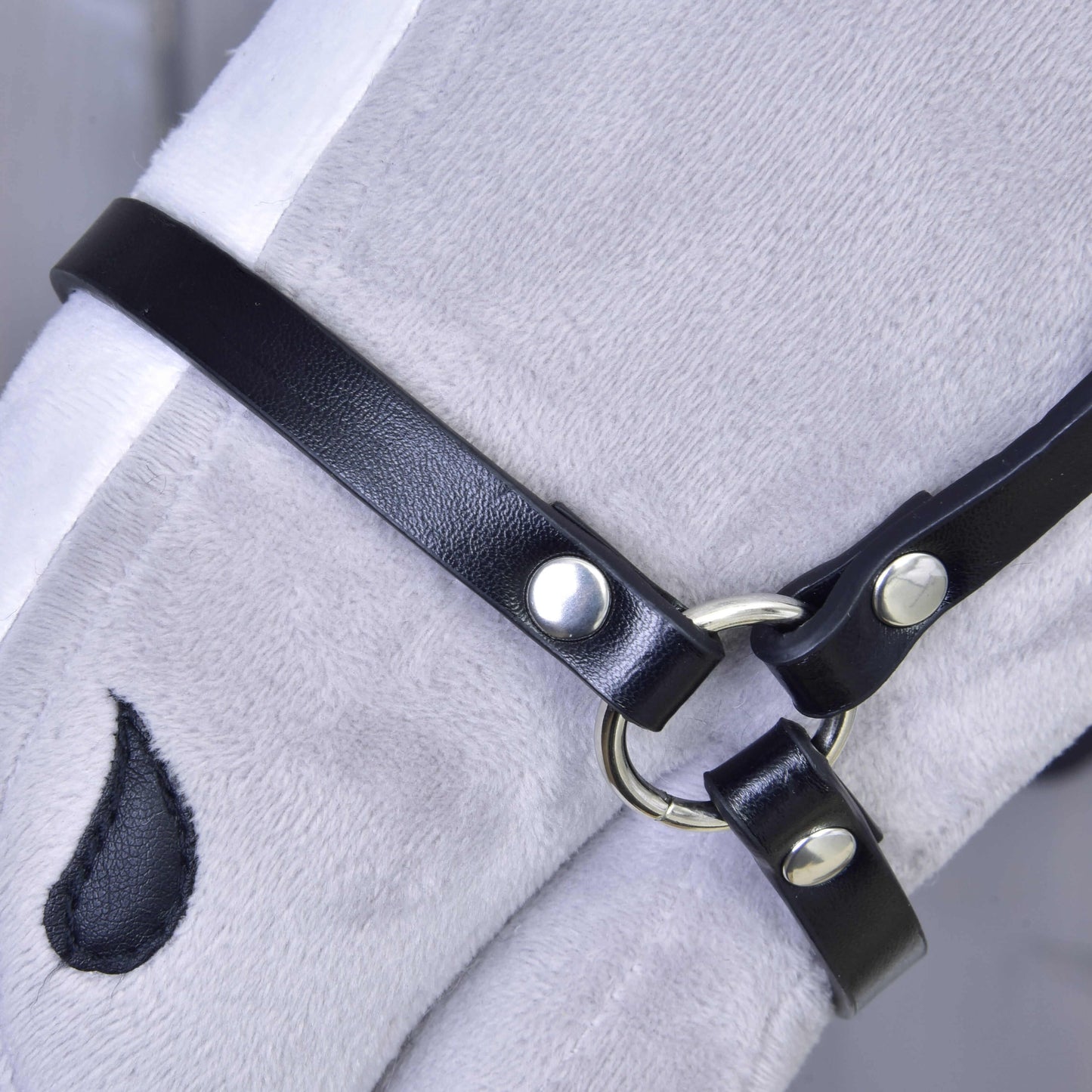 Detail bieleho plyšového koňa s ohlávkou Ohlávka - čierna koženka od Hobby Horse LarDen, s kvapkovitým znakom pod okom.