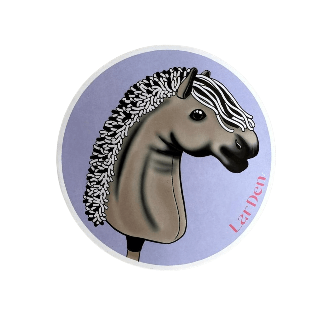 Ilustrácia hnedého Hobby Horse so zapletenou čierno-bielou hrivou na fialovom kruhu. Vpravo dole je ružovo uvedený názov „Hobby Horse LarDen“. Perfektné na zdobenie so Set Stickers 5.