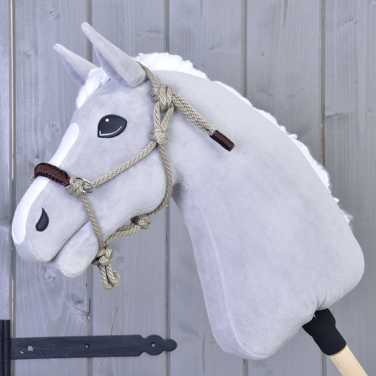 Hobby Horse LarDen Parelka Nature na sivom tyčovom Hobby Horse s bielou hrivou a parelkou, nasadenom na drevenej tyči – ideálna pre nápaditú hru.