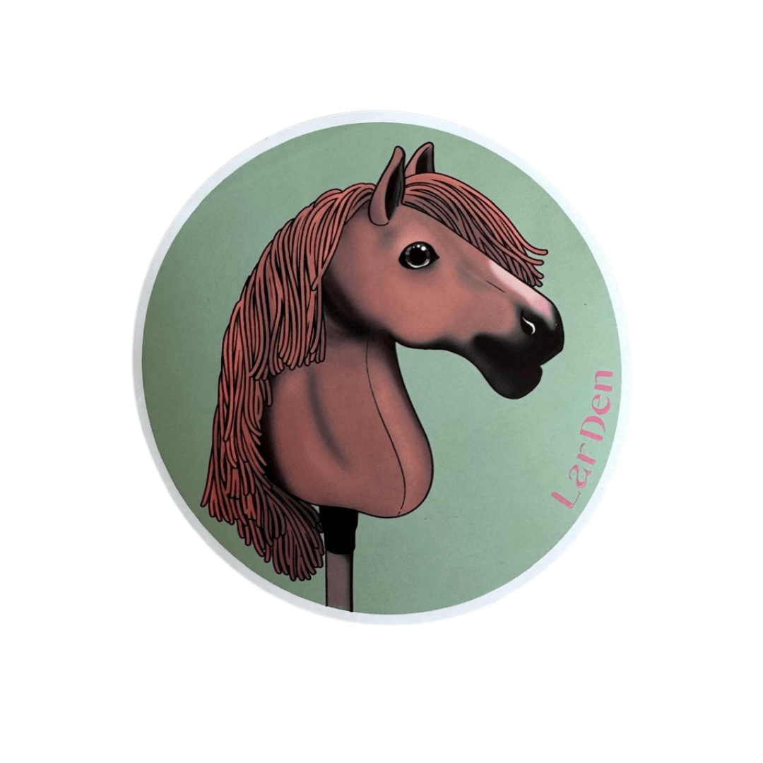 Ilustrácia hnedého Hobby Horse s vlajúcou hrivou na zelenom kruhu. Vpravo je ružový text „LernEN“. Perfektné pre jedinečný Set Stickers 5 od Hobby Horse LarDen.