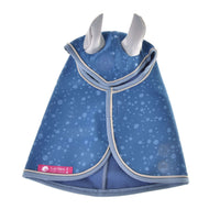 Pláštenka Dolly (softshell) od Hobby Horse LarDen je modrá pláštenka so svetlosivým lemovaním, kapucňou v tvare uší, ružovým rohovým štítkom a hravým vzorom dažďových kvapiek – perfektná do každého počasia.