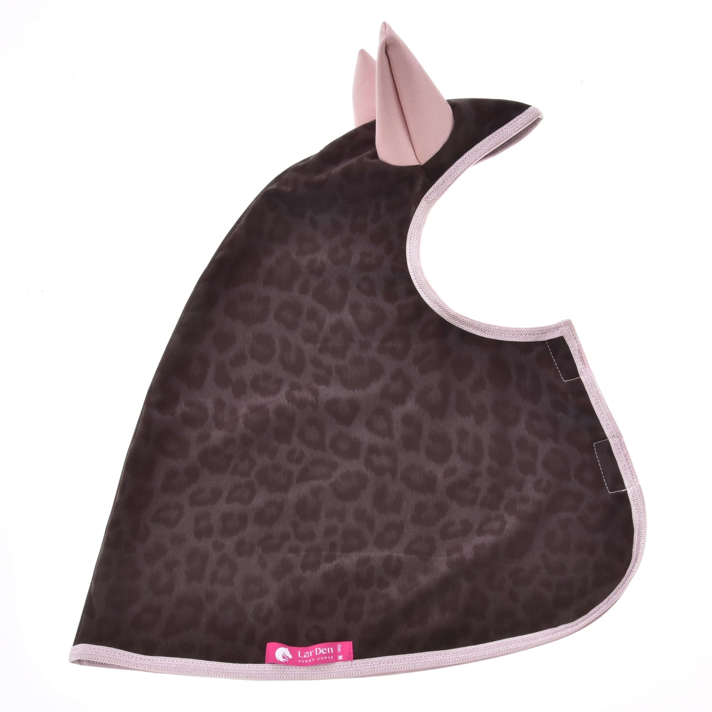 Pláštěnka Milly od Hobby Horse LarDen je tmavě hnědá pláštěnka pro mazlíčka s leopardím vzorem, světle růžovým lemováním a dvěma špičatými tvary uší, navržená do každého počasí. Zobrazená naplocho na bílém pozadí.
