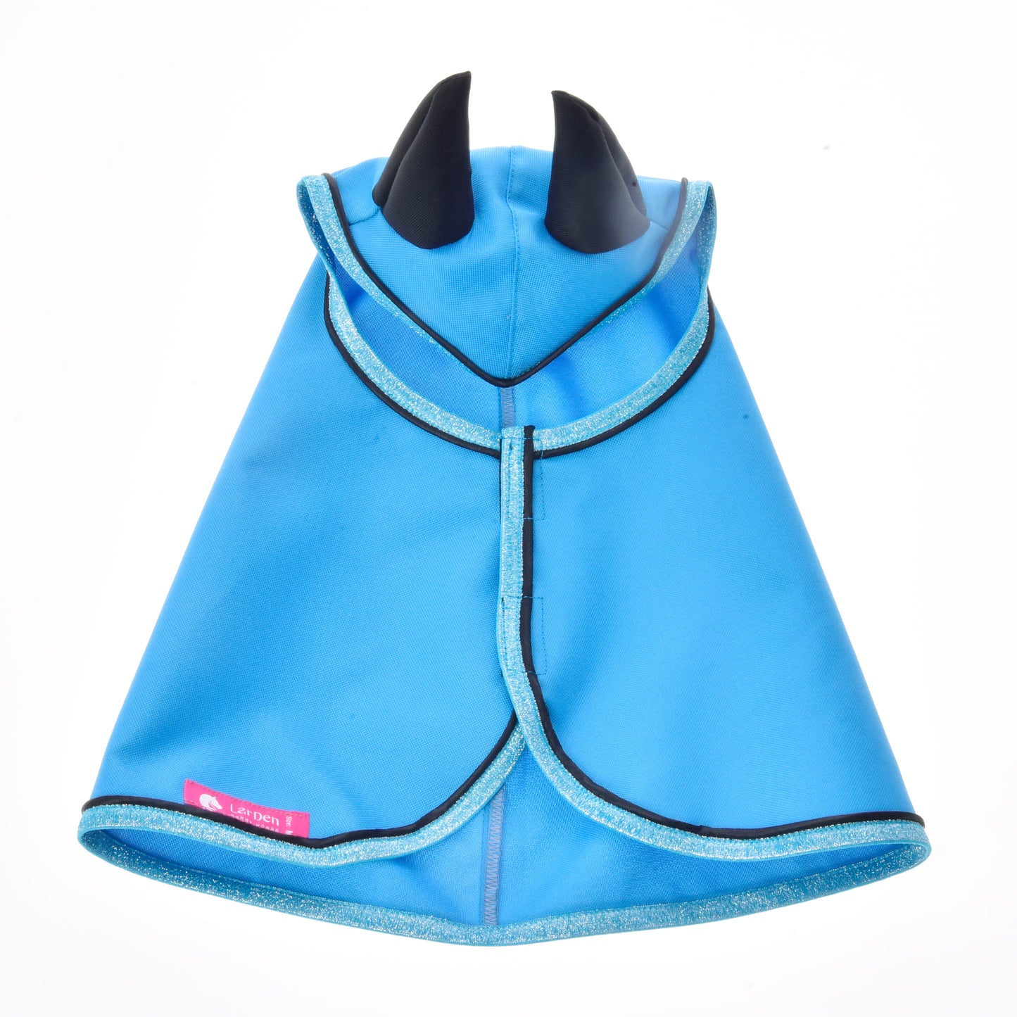 Pláštěnka Sky Blue od Hobby Horse LarDen, pláštěnka pro mazlíčky do každého počasí s třpytivým lemováním a dvěma černými měkkými rohy na kapuci, položená naplocho na bílém pozadí.