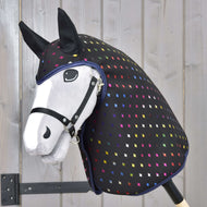 Pláštenka Sparkling Queen od Hobby Horse LarDen na sivom Hobby Horse s čiernou uzdečkou a kapucňou v štýle pláštenky s farebnými štvorcami, nasadenom na drevenej tyči — ideálna pre nápadité dobrodružstvá za každého počasia.