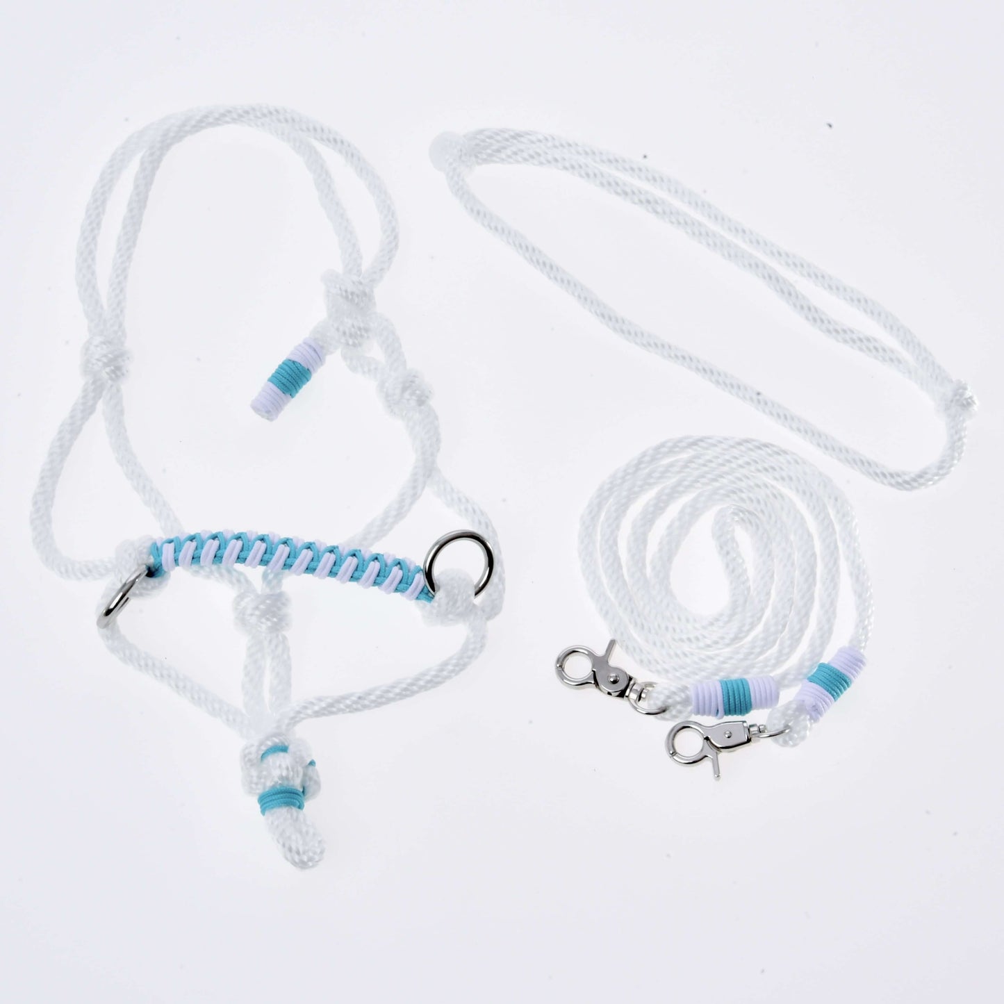 Hobby Horse LarDen Povrazový set White Queen s bielou povrazovou ohlávkou a ladiacim vodidlom, modrými a fialovými detailmi, kovovými krúžkami a karabínami – ideálny pre tvojho Hobby Horse alebo ako výrazné opraty.
