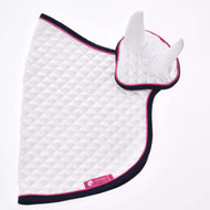 Set Beautiful Star od Hobby Horse LarDen je biela prešívaná konská čabraka s dvoma špicatými krytmi uší, lemovaná tmavomodrou a ružovou farbou, s ružovým štítkom Cathery dole a položená naplocho na bielom pozadí.